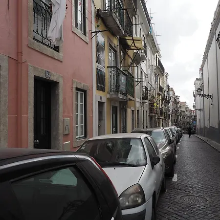 Typical Duplex In Bairro Alto דירה *